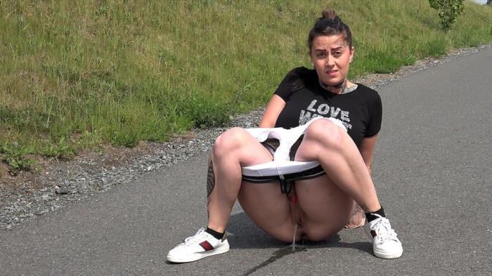 [Got2pee - Peeing outdoors and in public caught on camera] Ashley [Punk Babe Pissing Jun 18, 2018] [FullHD]