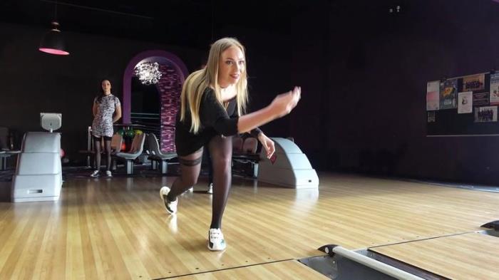 Gwen, Liza [Au bowling !] [FullHD] Jacquieetmicheltv