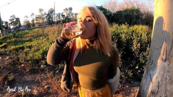 April BigAss - Drinking pee in public, risky through the streets of the city, countryside and gardens! 4k 60fr REAL [FullHD 1080P]