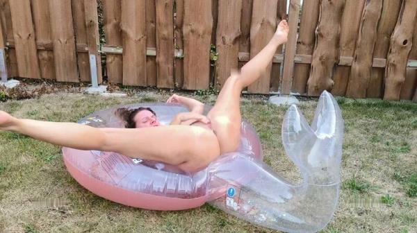 Celina-Ballerina - Inflatable Schwimmreifen Outdoor Piss Action kurz und knapp [FullHD 1080P]  - MyDirtyHobby