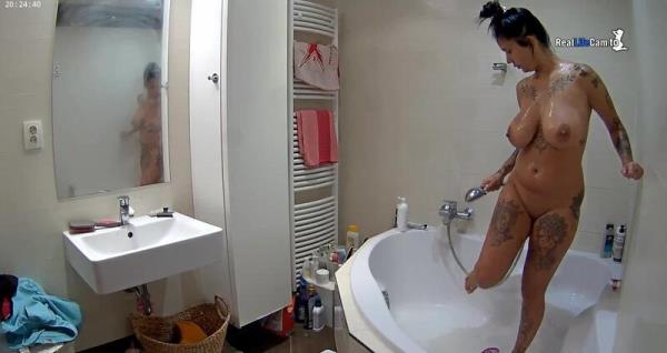 Reallifecam - Linda Wash And Tub Her Pussy 21.09.2025 [FullHD 1016P]