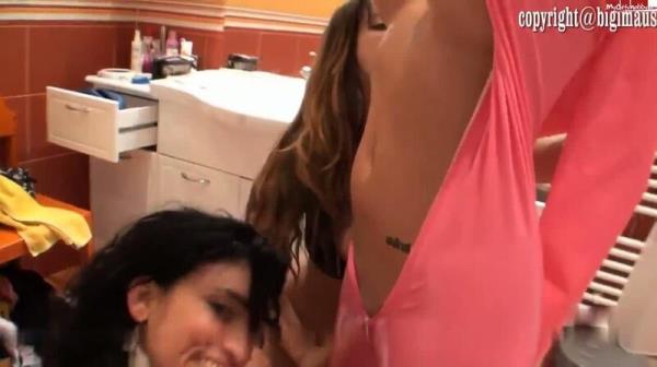 bigimaus - 2 Teeniegirls helfen mir in den Latexcatsuit [HD 720P]  - MyDirtyHobby