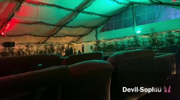 SteffiBlond - Public und versaut - So versaut pisst keiner auf dem Weihnachtsmarkt [FullHD 1080P]  - MyDirtyHobby