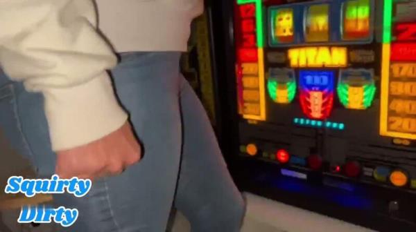 Squirtydirty - Glucksstrahl und Glucksstrahne im privaten Casino [HD 720P]  - MyDirtyHobby