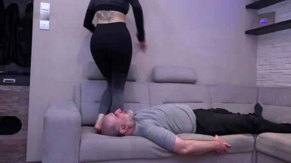 FOXY Facesitting - ROSALINA - Domina Personal Trainer - Innovative Breath Training - Facesitting And Humiliation In Sweaty Leggings GOPRO VERSION [FullHD 1080P]
