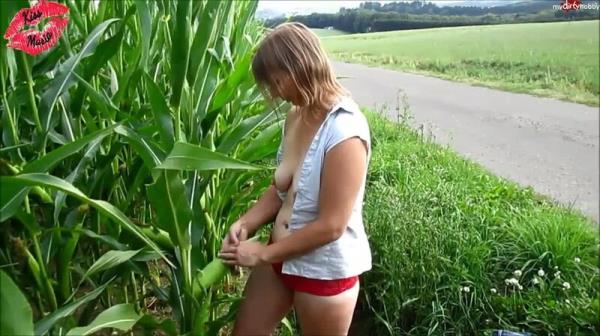 Kiss-Maria - Geilster Spaziergang am Maisfeld [HD 720P]  - MyDirtyHobby