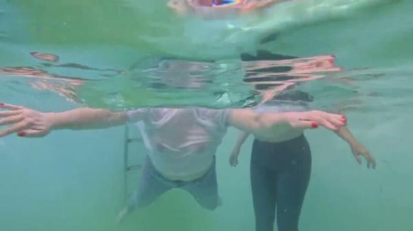 MrsEssen7471 - Etwas ganz neues, mit Klamotten in den Pool gegangen [HD 720P]  - MyDirtyHobby