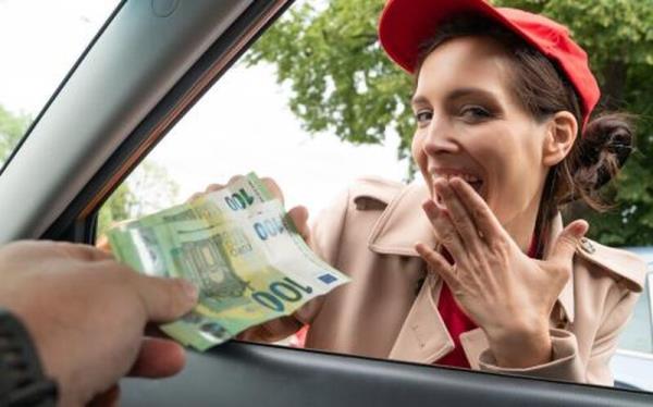 Mia Moone - Shy Waitress Needs More Than Tips [FullHD 1080P]  - PublicAgent