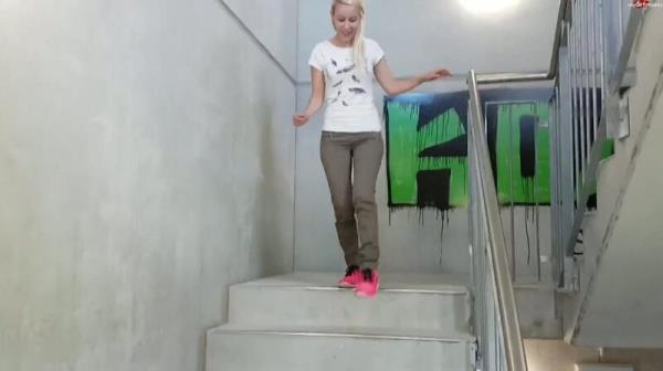 SexyJenJen - Parkhaus weitpissen [FullHD 1080P]  - MyDirtyHobby