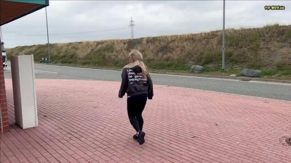 Studentin-Aneta - Wie viel NaturSekt - Pisse passt in 155 cm kleine Frau [FullHD 1080P]  - MyDirtyHobby