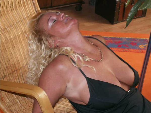 LuderChantal - Heiss auf den Tisch [HD 720P]  - MyDirtyHobby