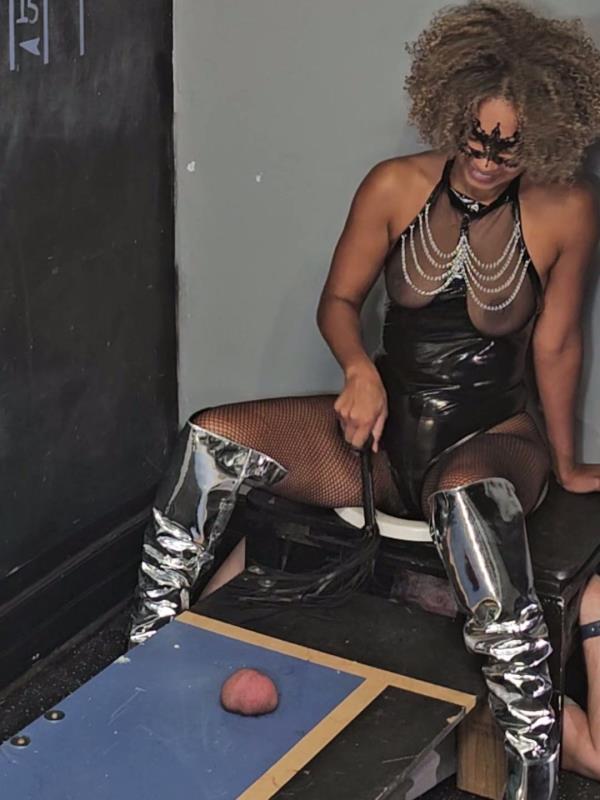 Ballbusting Bianca - Dominabianca - Diy Domination My First Trample Board Ballbusting [FullHD 1080P]