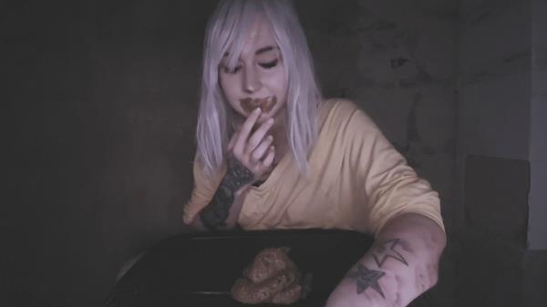 DirtyBetty � This ghoul dives into her stinky shit! [HD 1280P]