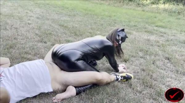 DerPornoBeamte - Outdoor erwischt - WetWonder im Catsuit komplett ausgeliefert [FullHD 1080P]  - MyDirtyHobby