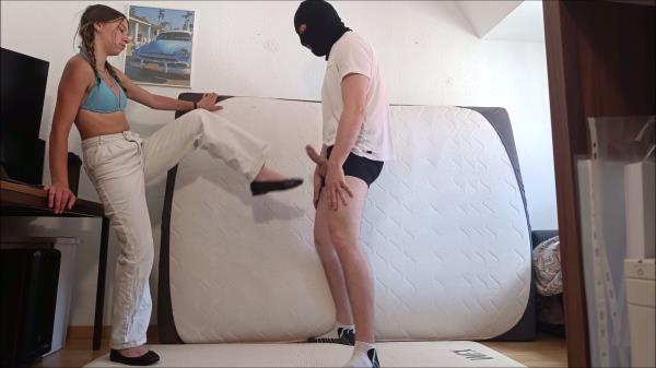 GermanBallsBusted - Harte Tritte von ihr in Eier [FullHD 1080P]  