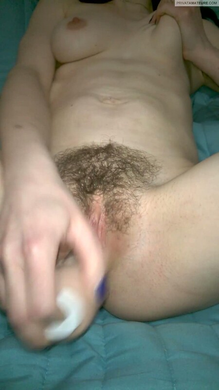 HeisseMaus2212 - Behaarte Muschi mit Dildo schon zum Orgasmus gebracht [FullHD 1080P]  - MyDirtyHobby