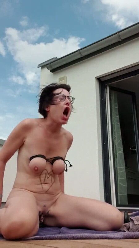 JulieEroticDress - Monster Anal Plug Mit Spritzen [HD 720P]  - MyDirtyHobby