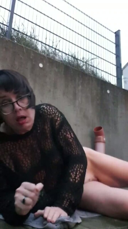 JulieEroticDress - Harte sklavin squirtet im freien [HD 720P]  - MyDirtyHobby