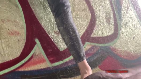 Sadistic Queens - Squishysax - Miss Tiffany Naylor - Brutal Barefoot Ballbusting In Public [FullHD 1080P]  