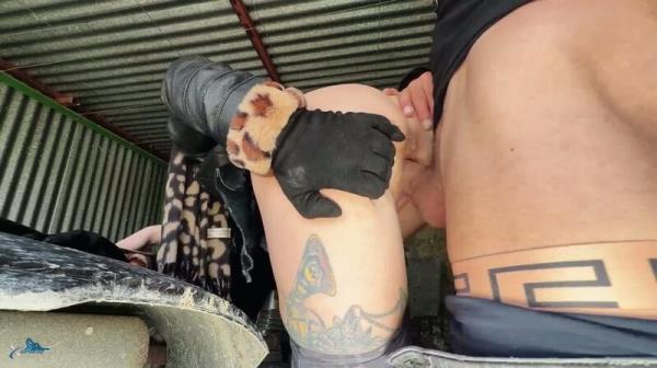 Taiga_LaLoca - In Nachbars offene Garage gezerrt - Erst geblasen, dann blank riska... [FullHD 1080P]  - MyDirtyHobby