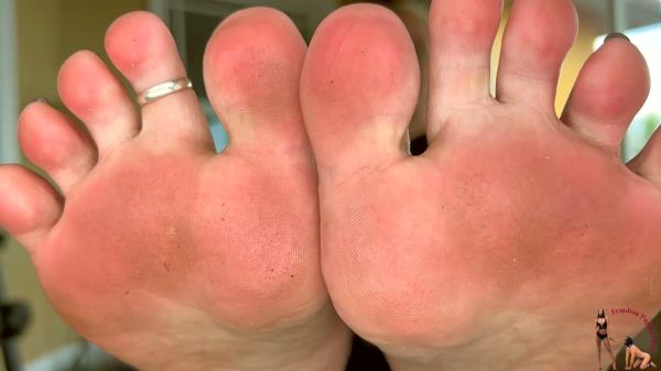 Femdom Puppy Play - Autumn Bodell's Foot Licking [FullHD 1080P]  