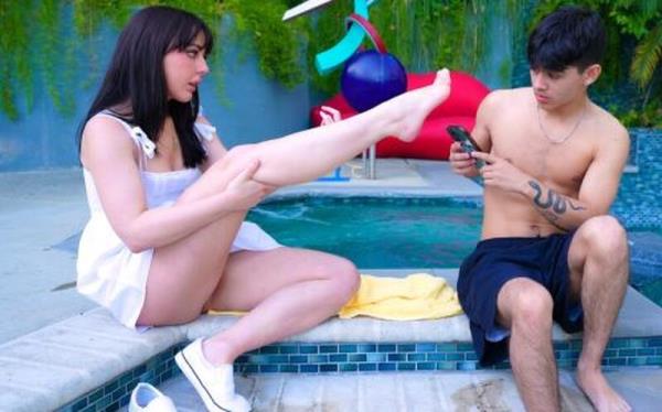 Whitney Wright - C'mon... It's Only Feet Pics [FullHD 1080P]  - MyPervyFamily