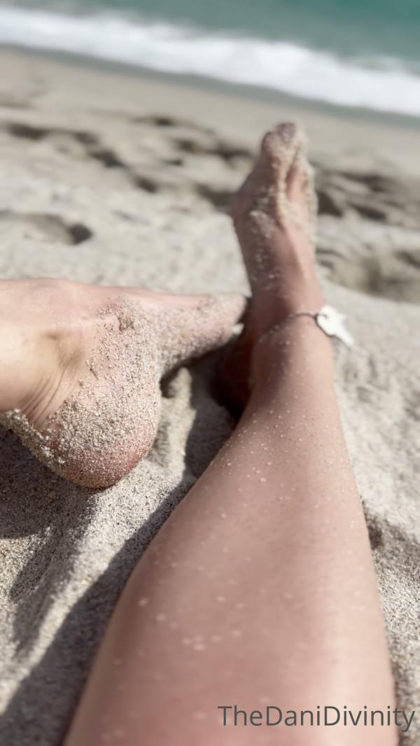 Dani Divinity - Admiring your key in the sand Making you hard on your lunch break The usual [FullHD 1080P]  