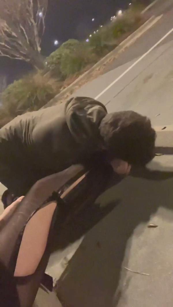 Dani Divinity - Allowed subby to worship my feet in the lot after a night of drinking I wonder what [FullHD 1080P]  