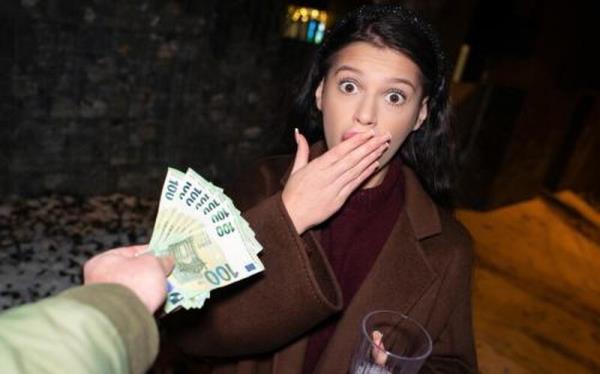 Asandra Dewy - The Lonely Party Girl [FullHD 1080P]  - PublicAgent