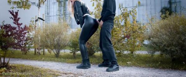 clothed-pleasures - Er spritzt auf meine Latexleggins in der Offentlichkeit [FullHD 1080P]  - MyDirtyHobby