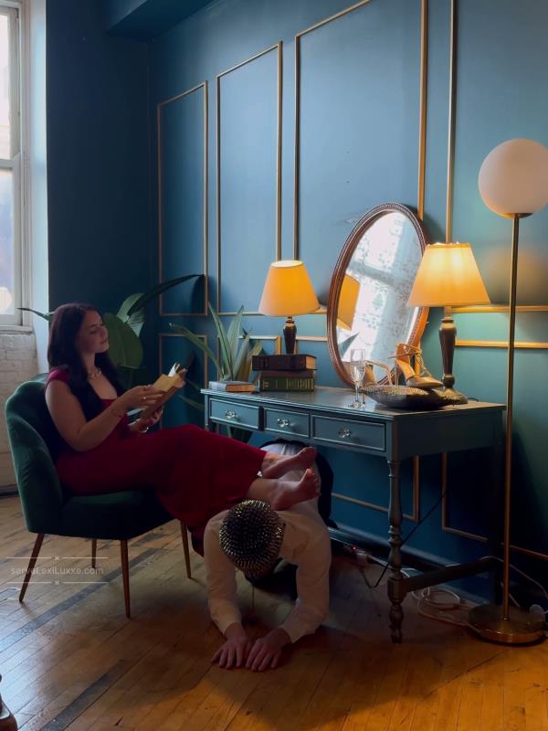 Lexi Luxxe - Silent Commands - Afternoon Reading with My Human Footstool [4K 2160P]  