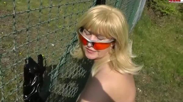 Tizia-Fatale - Wichs Outdoor auf meinen Lackarsch [HD 720P]  - MyDirtyHobby