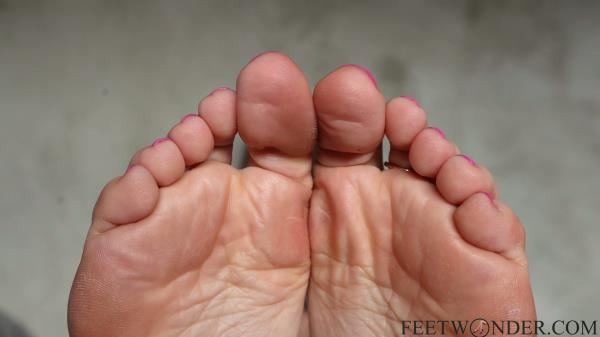 Feetwonder - Giantess On The Beds Shows Her Smelly Feet [FullHD 1080P]  