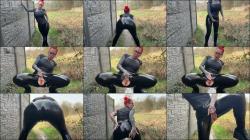 Cat-Coxx - Latex publik PISS FOTZE - Laufen lassen neben Nachbarsgarten [FullHD 1080P]  - MyDirtyHobby