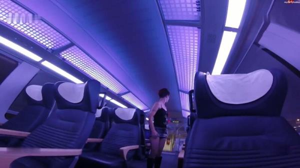 RoxyRoyal - MEGADREIST Abgepisst in der ersten Klasse [FullHD 1080P]  - MyDirtyHobby