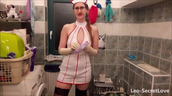 Leo-SecretLove - Die sexy Krankenschwester pinkelt in die Binde [FullHD 1080P]  - MyDirtyHobby
