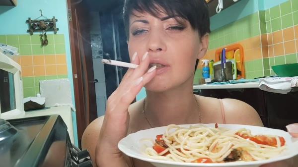 JuliaCrown - Cook disgust food pasta for slave [HD 720P]  