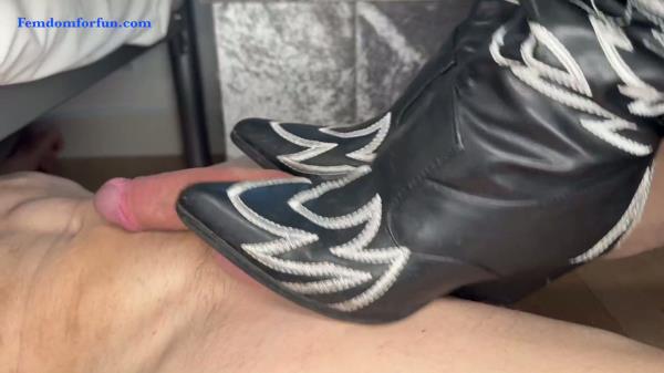 Femdom For Fun - Madam Valentina Boux - Testicle Crushing While Doing My Makeup [FullHD 1080P]  