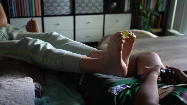 Imilia Audley - Toetallydevine - Video Game Foot Tease [FullHD 1080P]  