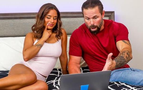 Isabella Jules - Sexy Laptop Seduction [4K 2160P]  - Nookies