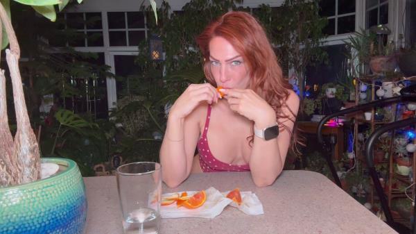 TrophyWifeNat - Sexy step Mommy eats an orange [4K 2160P]  