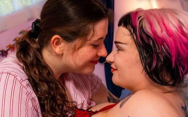 Emberly Adams, Miffy - Kiss Me [FullHD 1080P]  - GirlsOutWest