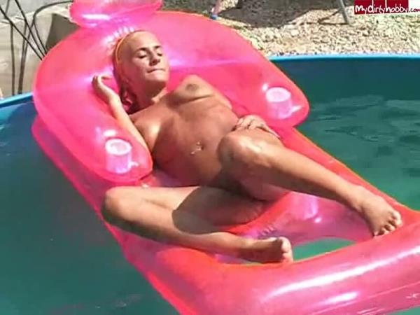 NiciDeluxe - Nackt im Pool [HD 720P]  - MyDirtyHobby