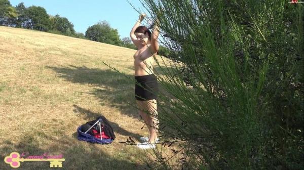 EmmaSecret - Perverser Spanner filmt mich beim umziehen im Wald [FullHD 1080P]  - MyDirtyHobby