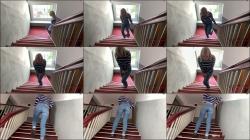 EmelieMai - OH NEIN - Mitten im HAUSFLUR in die JEANS GEPISST [FullHD 1080P]  - MyDirtyHobby