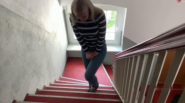 EmelieMai - OH NEIN - Mitten im HAUSFLUR in die JEANS GEPISST [FullHD 1080P]  - MyDirtyHobby