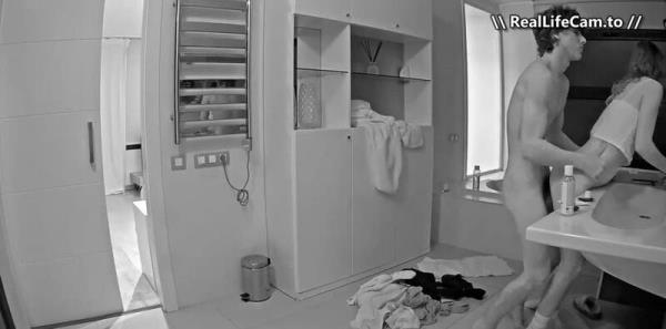 Reallifecam - Gelia Suck Her Guest On The Floor In Bathroom And Have Sex From Behinde 06.06.2026 [SD 604P]