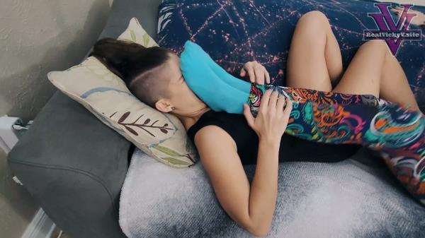 Spoiled Mean MYLFs - Vicky Vixxx - Massage my smelly feet or else [FullHD 1080P]