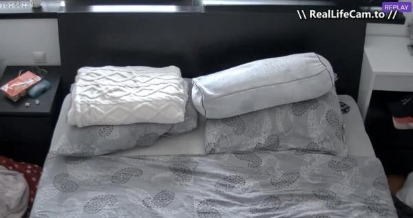 Reallifecam - Linda Chech Her Phone And Have Quick Pussy Play 09.06.2026 [SD 644P]  