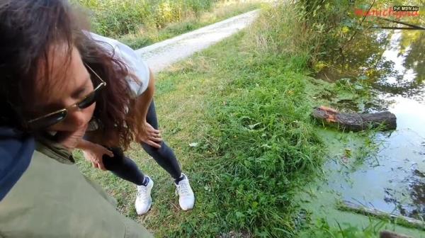 Munichgold - Munichgold 's outdoor habdjob, blowjob public im Wald.. habt spass [FullHD 1080P]  - MyDirtyHobby
